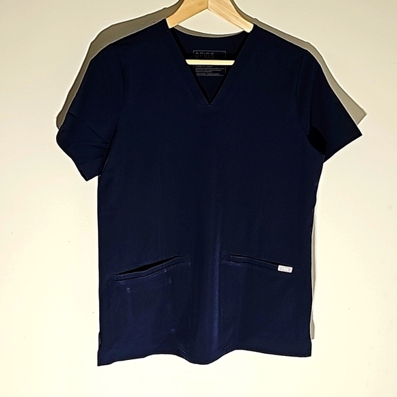 Figs, glue scrub top short sleeves.  Size small. pockets. - Picture 1 of 10